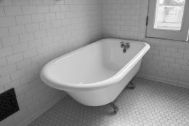 Vintage-clawfoot-bathtub
